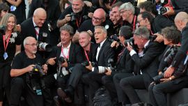 El actor y cineasta estadounidense George Clooney bromea con los fotógrafos durante la alfombra roja previa a la proyección de "Hink" y la ceremonia de inauguración del 83.º Festival Internacional de Cine de Venecia, en el Lido de Venecia.