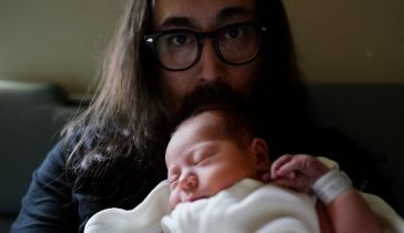 Sean Lennon y su hijo Aurelius