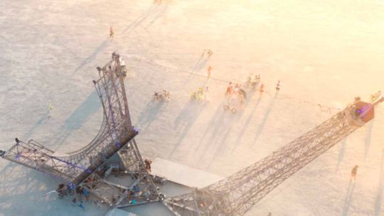 Una torre Eiffel partida al medio en pleno desierto de Nevada: las fotos más impactantes de Burning Man 2026