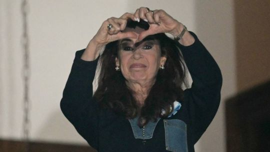 Cristina Kirchner saludando desde el balcón