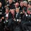 Fotogaleria El actor y cineasta estadounidense George Clooney bromea con los fotógrafos durante la alfombra roja previa a la proyección de