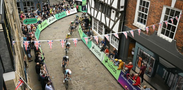 Ciclistas participan en la primera etapa del Tour de Gran Bretaña en Lincoln, al este de Inglaterra.