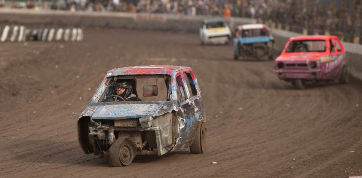 Conductores participan en una carrera de Reliant Robins durante una tarde de carreras de autos de choque titulada "Vandemonium", promovida por Trackstar Racing en el Adrian Flux Arena, en King's Lynn, al este de Inglaterra. Las carreras de autos de serie y de choque en óvalos cortos se llevan a cabo en el circuito desde 1955. Los promotores fomentan las carreras de contacto total, donde se permiten los trompos y los choques con otros autos.