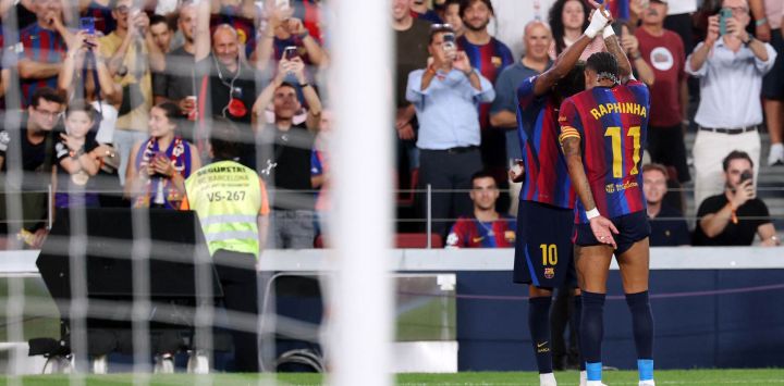 El delantero español del Barceloma, Lamine Yamal, celebra el segundo gol con el delantero brasileño Rapinha, durante el partido de la Liga española entre el FC Barcelona y el Rayo Vallecano de Madrid en el Camp Nou de Barcelona.