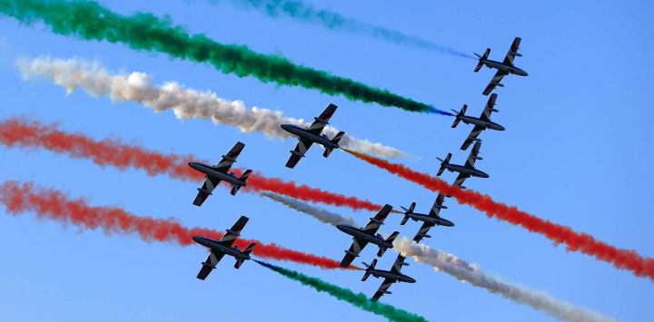 Imagen del escuadrón de acrobacias aéreas italianas Frecce Tricolori realizando una presentación durante el Salón Aeronáutico Internacional de Bucarest 2026, en Bucarest, Rumania.