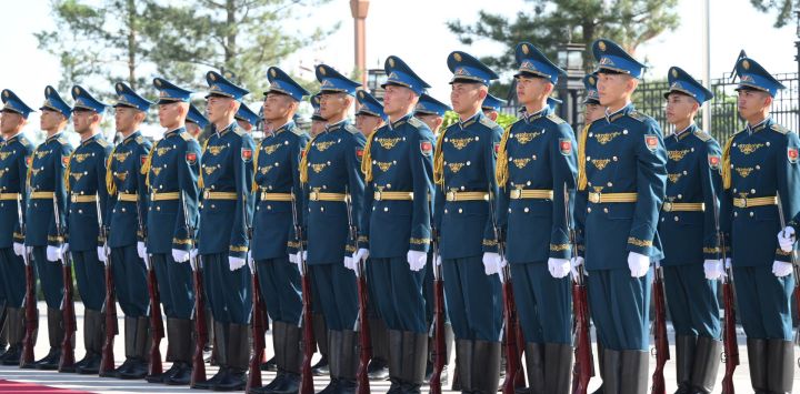 La guardia de honor militar de Kirguistán formada para recibir al presidente chino Xi Jinping en Biskek.