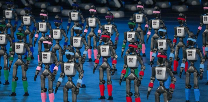 Robots humanoides realiza una presentación durante la ceremonia de inauguración de los II Juegos Mundiales de Robots Humanoides, en Beijing, capital de China.