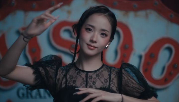 Jisoo presentó un avance del llamativo video de "CLICK", antes del lanzamiento de su primer álbum de estudio