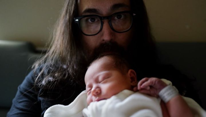 Nació el primer nieto de John Lennon y Yoko Ono: Sean Lennon presentó a su hijo Aurelius