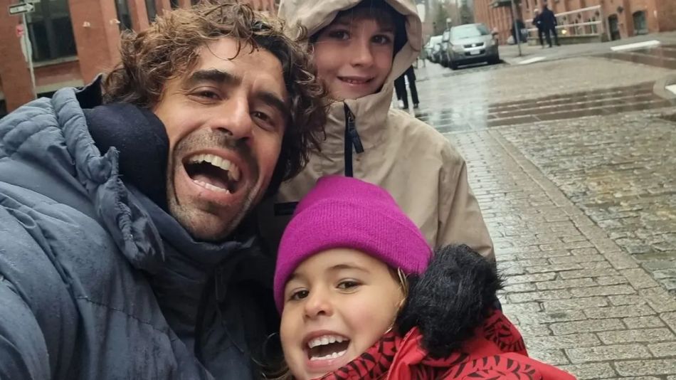 Juan Manuel "Cochito" López junto a sus hijos, India y León