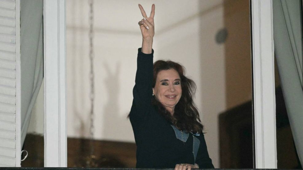 Cristina Kirchner saluda desde el balcón de San José 1111, donde se encuentra detenida por la condena de la Causa Vialidad.