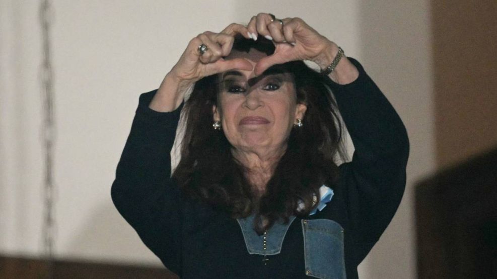 Cristina Kirchner saludando desde el balcón