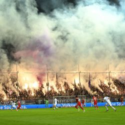 Aficionados del Osnabrück encienden bengalas durante el partido de fútbol de la primera ronda de la Copa de Alemania (DFB Pokal) entre el VfL Osnabrück y el FC Bayern Munich en Osnabrück, Alemania Occidental. | Foto:INA FASSBENDER / AFP