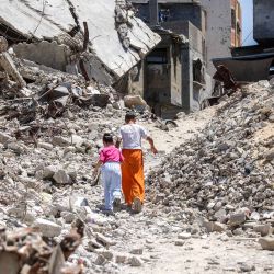 Dos niñas caminan entre los escombros de edificios derrumbados en Khan Yunis, al sur de la Franja de Gaza. El alto el fuego de octubre de 2025 redujo, pero no detuvo, la violencia en Gaza. Las operaciones israelíes han causado la muerte de 1288 personas desde que entró en vigor el alto el fuego, según el Ministerio de Salud de Gaza, que también opera bajo la autoridad de Hamás y cuyas cifras son consideradas fiables por las Naciones Unidas. | Foto:Bashar Taleb / AFP