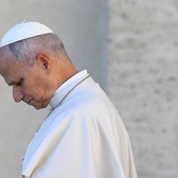 El papa León XIV observa desde su papamóvil durante la audiencia general semanal en la Plaza de San Pedro en el Vaticano. | Foto:Andreas Solaro / AFP