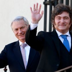 El presidente de Chile, José Antonio Kast y el presidente de Argentina, Javier Milei, saludan desde un balcón del Palacio de La Moneda en Santiago. | Foto:RAUL BRAVO / AFP