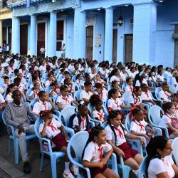 Estudiantes de educación primaria participan en el acto de apertura del curso escolar 2026-2027, en La Habana, capital de Cuba. Más de 1,4 millones de estudiantes iniciaron el curso escolar 2026-2027 en Cuba, en medio de dificultades con el suministro de energía, combustible, transporte y recursos materiales, asociadas al recrudecimiento del bloqueo económico, comercial y financiero que Estados Unidos mantiene contra la isla desde hace más de seis. décadas. | Foto:Xinhua/Joaquín Hernández