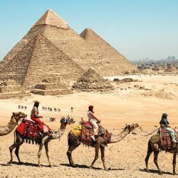 Imagen de turistas montando camellos en el complejo de las pirámides de Giza, en Egipto. Egipto es la cuna de una antigua civilización que floreció a lo largo del río Nilo. Desde las pirámides que han permanecido en pie durante milenios hasta sus bulliciosas ciudades modernas, lo antiguo y lo contemporáneo se entrelazan por todo el país, reflejando una civilización que ha perdurado a través de los siglos. | Foto:Xinhua/Xin Mengchen