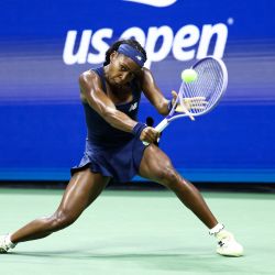 La estadounidense Coco Gauff devuelve un revés a la turca Zeynep Sonmez durante el partido de primera ronda individual femenino del Abierto de Estados Unidos, disputado el tercer día en el Centro Nacional de Tenis USTA Billie Jean King de Nueva York. | Foto:CHARLY TRIBALLEAU / AFP