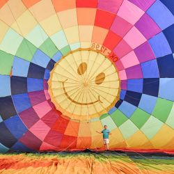 Un hombre prepara un globo aerostático antes de la Fiesta del globo aerostático en la ciudad de Hradec Králové, República Checa. | Foto:Michal Cizek / AFP