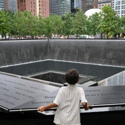 Un niño observa el estanque conmemorativo de la torre sur del Museo y Monumento Nacional del 11-S en Nueva York. El 11 de septiembre de 2026 se conmemorará el 25.º aniversario de los atentados del 11 de septiembre de 2001. | Foto:Angela Weiss / AFP