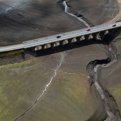 Una fotografía aérea muestra el lecho parcialmente descubierto del embalse de Woodhead tras el descenso del nivel del agua, cerca de Glossop, en el norte de Inglaterra. Casi tres cuartas partes de Inglaterra se encuentran en situación de sequía tras los meses de julio y agosto más secos registrado. | Foto:OLI SCARFF / AFP