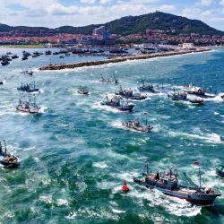 Vista aérea tomada con un dron de botes pesqueros dirigiéndose hacia zonas de pesca, en Weihai, en la provincia de Shandong, en el este de China. La nueva temporada de pesca en el mar Amarillo y el mar de Bohai comenzó después de una prohibición de pesca de verano de cuatro meses. | Foto:Xinhua/Zhu Chunxiao