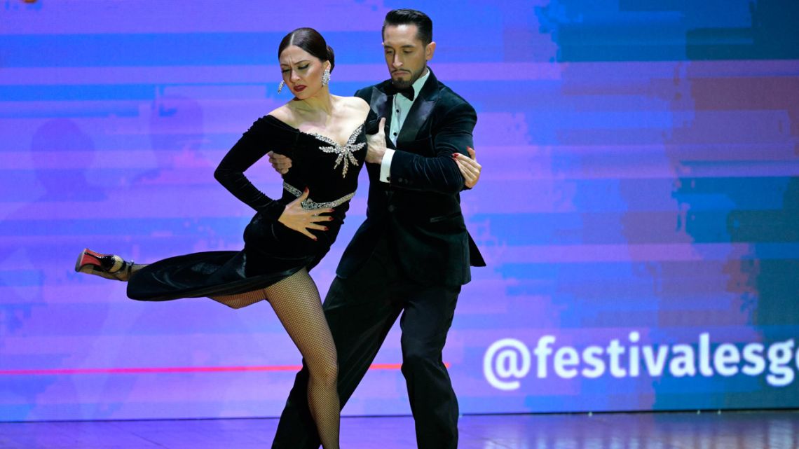Tango stars dazzle as Buenos Aires crowns world champions