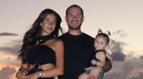 Alexis Mac Allister y Ailén Cova junto a su hija