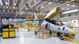 Avión Pampa en hangar de Fadea