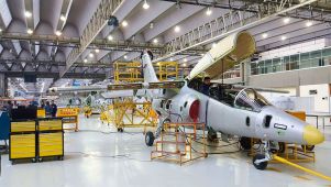 Avión Pampa en hangar de Fadea