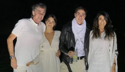 Tini Stoessel junto a su familia