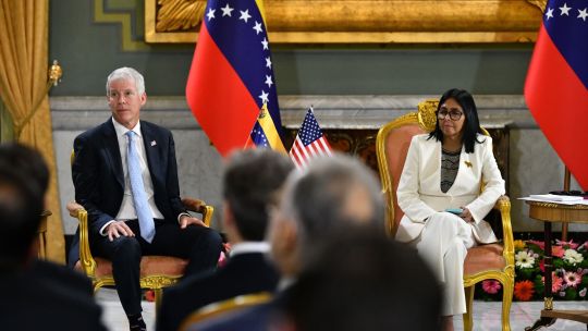 Bonos de Venezuela suben tras acuerdo petrolero de Trump mientras mercado espera reestructuración