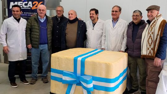 El queso gigante de Córdoba: pesa casi una tonelada y se convertirá en leche para los comedores
