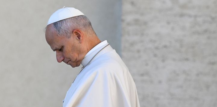 El papa León XIV observa desde su papamóvil durante la audiencia general semanal en la Plaza de San Pedro en el Vaticano.