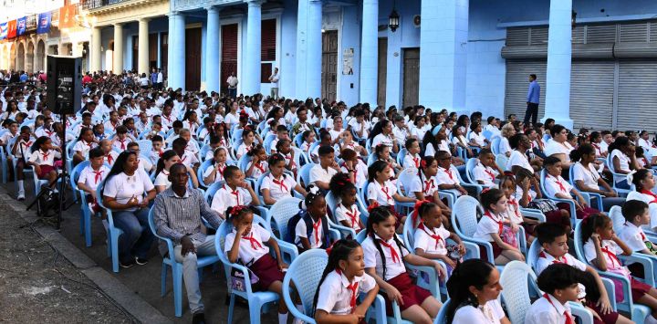 Estudiantes de educación primaria participan en el acto de apertura del curso escolar 2026-2027, en La Habana, capital de Cuba. Más de 1,4 millones de estudiantes iniciaron el curso escolar 2026-2027 en Cuba, en medio de dificultades con el suministro de energía, combustible, transporte y recursos materiales, asociadas al recrudecimiento del bloqueo económico, comercial y financiero que Estados Unidos mantiene contra la isla desde hace más de seis. décadas.