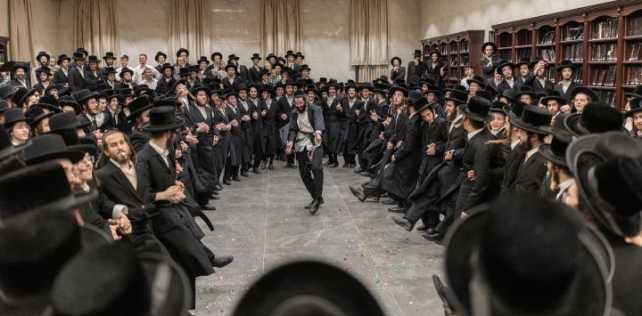 Hombres judíos ultraortodoxos bailan para celebrar la liberación de la prisión militar de un compañero estudiante de yeshivá, detenido por no presentarse tras ser llamado a filas para el servicio militar israelí, en Elad. El Tribunal Supremo de Israel suspendió en julio una controvertida ley aprobada a principios de ese mes que habría impedido la detención de hombres judíos ultraortodoxos que se negaran a prestar servicio militar. Los líderes de la hermética comunidad ultraortodoxa se han opuesto durante mucho tiempo al reclutamiento de sus miembros, argumentando que el servicio militar alejaría a los jóvenes de sus estudios religiosos y erosionaría su estilo de vida. Sin embargo, los llamamientos a su reclutamiento se han intensificado en los últimos años, a medida que Israel se ha visto envuelto en múltiples guerras.