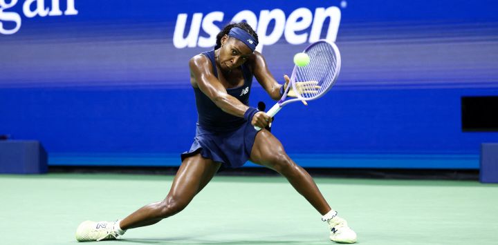La estadounidense Coco Gauff devuelve un revés a la turca Zeynep Sonmez durante el partido de primera ronda individual femenino del Abierto de Estados Unidos, disputado el tercer día en el Centro Nacional de Tenis USTA Billie Jean King de Nueva York.