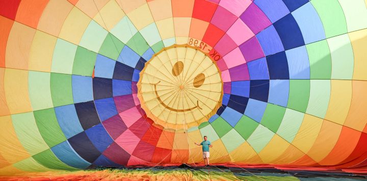 Un hombre prepara un globo aerostático antes de la Fiesta del globo aerostático en la ciudad de Hradec Králové, República Checa.