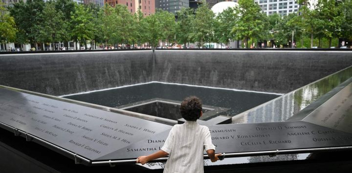 Un niño observa el estanque conmemorativo de la torre sur del Museo y Monumento Nacional del 11-S en Nueva York. El 11 de septiembre de 2026 se conmemorará el 25.º aniversario de los atentados del 11 de septiembre de 2001.
