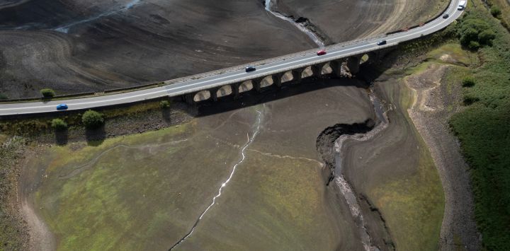 Una fotografía aérea muestra el lecho parcialmente descubierto del embalse de Woodhead tras el descenso del nivel del agua, cerca de Glossop, en el norte de Inglaterra. Casi tres cuartas partes de Inglaterra se encuentran en situación de sequía tras los meses de julio y agosto más secos registrado.