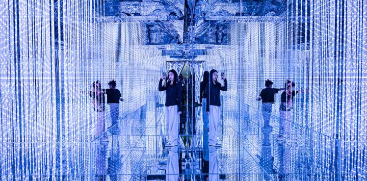 Una persona visita el recién inaugurado espacio de arte digital inmersivo Space and Time Cube Surabaya, en Surabaya, Indonesia.