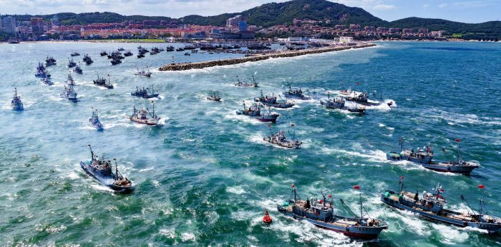 Vista aérea tomada con un dron de botes pesqueros dirigiéndose hacia zonas de pesca, en Weihai, en la provincia de Shandong, en el este de China. La nueva temporada de pesca en el mar Amarillo y el mar de Bohai comenzó después de una prohibición de pesca de verano de cuatro meses.