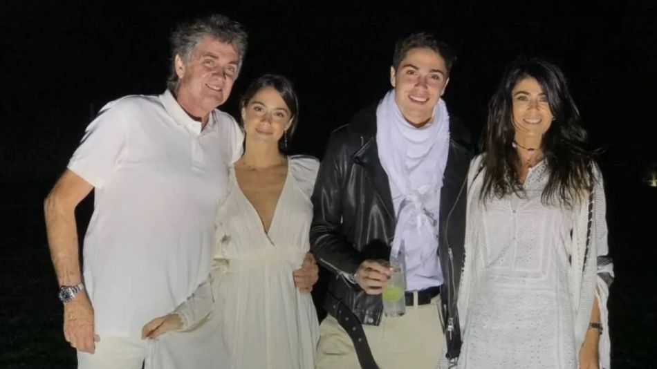 Tini Stoessel junto a su familia