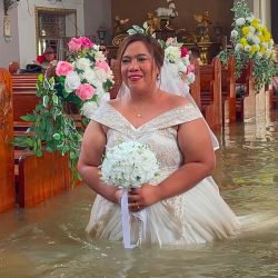 Esta fotografía muestra a la novia Leian Lieza Galang caminando hacia el altar durante su ceremonia nupcial en una iglesia inundada en el municipio de Hagonoy, Filipinas. Una pareja filipina contrajo matrimonio en una iglesia católica anegada con agua hasta la cintura, debido a las fuertes lluvias que han azotado gran parte del país durante un mes. | Foto:Ang Tinig – Parroquia de San Juan Bautista en Hagonoy, Bulacán / AFP