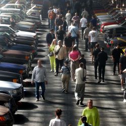 Imagen de personas visitando una exposición de automóviles clásicos, en Minsk, Bielorrusia. | Foto:Xinhua/Henadz Zhinkov