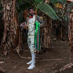 Jardel Fernandes Moniz, de 31 años, miembro de la compañía teatral de Boa Morte, quien interpreta el papel de Ganelón, posa para un retrato tras la representación de Tchiloli en Boa Morte, cerca de Santo Tomé, capital de Santo Tomé y Príncipe. | Foto:DANIEL BELOUMOU OLOMO / AFP