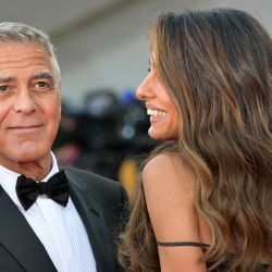 La abogada Amal Clooney y el actor estadounidense George Clooney asistieron al evento de la alfombra roja previo a la proyección de "Hink" y la ceremonia de inauguración del 83.º Festival Internacional de Cine de Venecia, en el Lido de Venecia. | Foto:STEFANO RELLANDINI / AFP