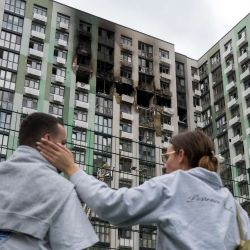 Residentes locales observan un edificio residencial gravemente dañado tras un ataque ruso en Kiev, en el marco de la invasión rusa de Ucrania. Rusia lanzó una andanada de drones y misiles balísticos contra Kiev y sus alrededores durante la noche, causando la muerte de al menos 12 personas y dejando 21 heridos, según informó Ucrania. El ataque tuvo lugar justo cuando los niños se preparaban para regresar a la escuela tras el verano. | Foto:Vladyslav Musiienko / AFP