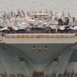 Se observan aeronaves en la cubierta de vuelo del portaaviones nuclear estadounidense USS Abraham Lincoln (CVN-72) mientras se dirige al puerto de Laem Chabang, cerca de la ciudad de Pattaya. | Foto:Anthony Wallace / AFP
